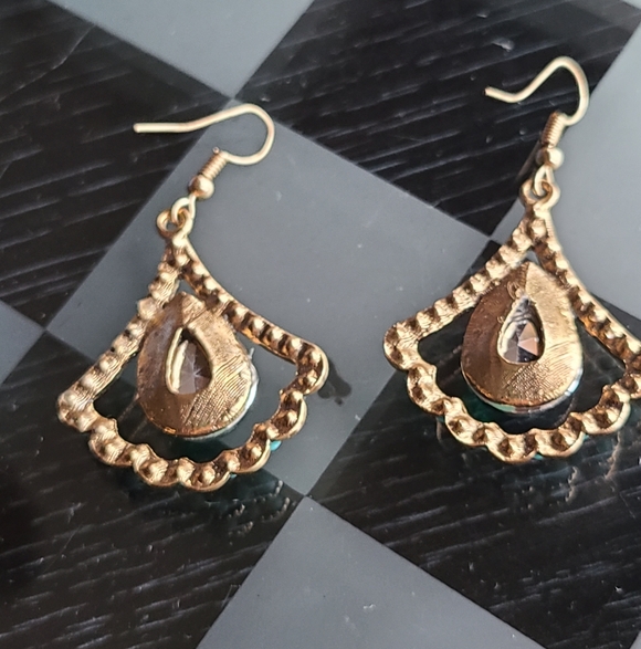 Elegant Green and Gold Teardrop Earrings - Picture 6 of 9